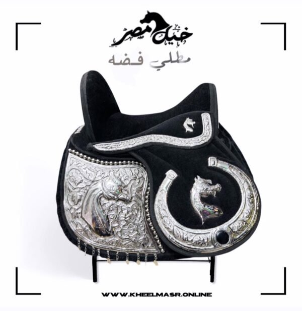 سرج اسود راس حصان و زخرفه اثريه