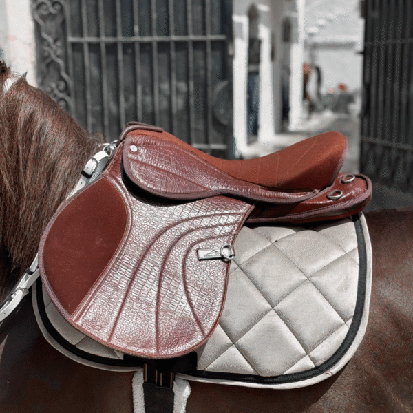 Brown Riding crocodile leather سرج بني ركوب جلد تعبان